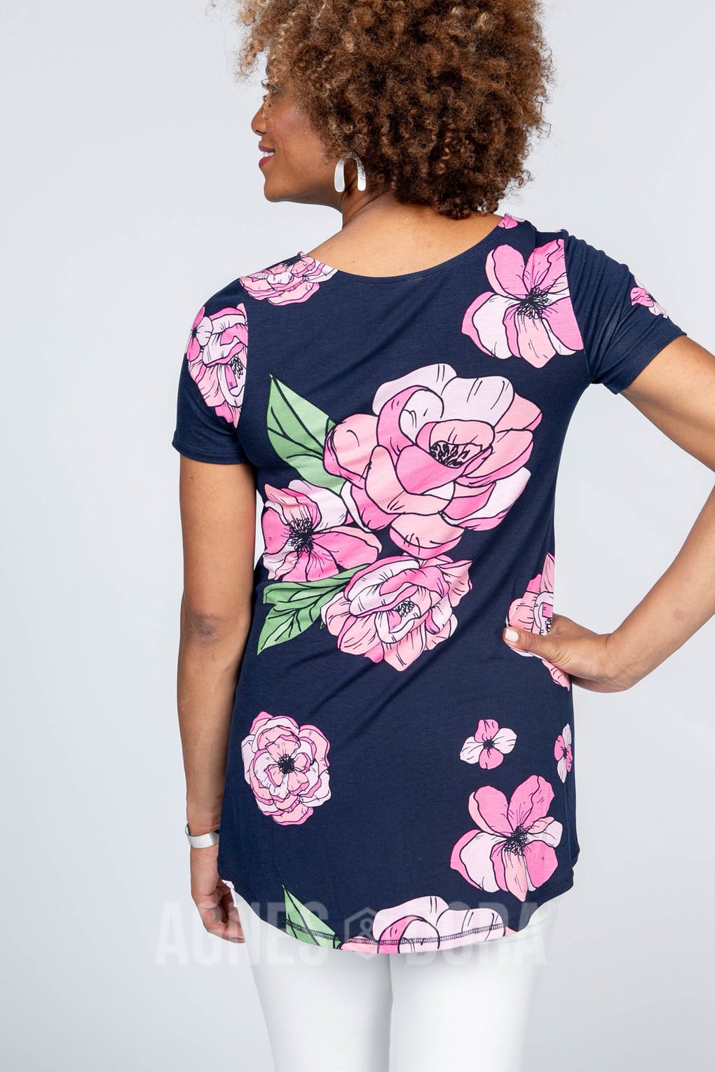 Everyday Tee V-neck Graphic Peony Print
