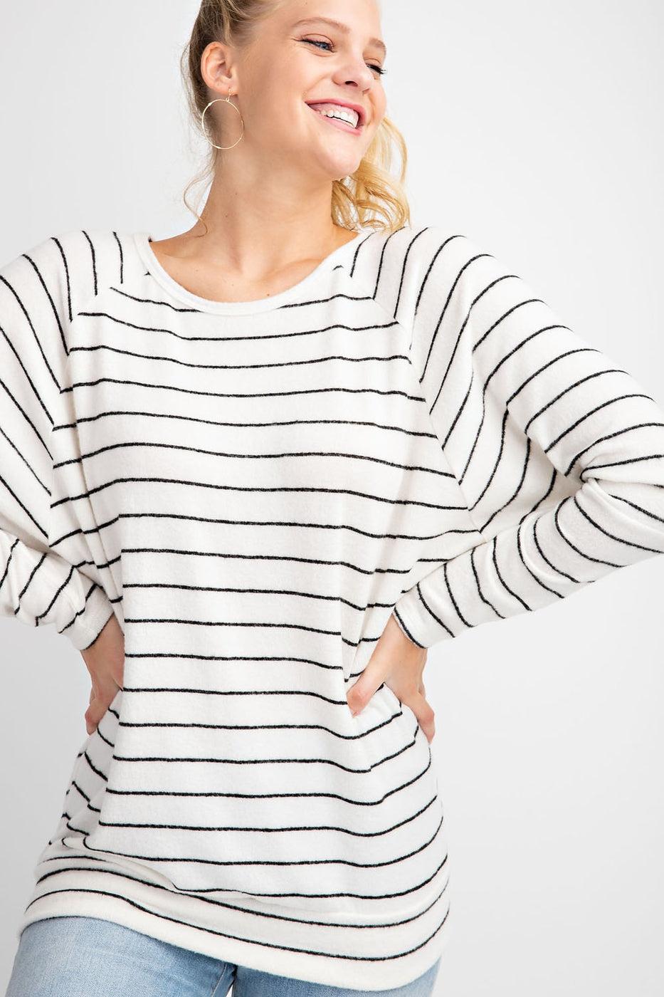 ROUND NECK LONG SLEEVES RAGLAN STRIPE BLACK & WHITE TOP