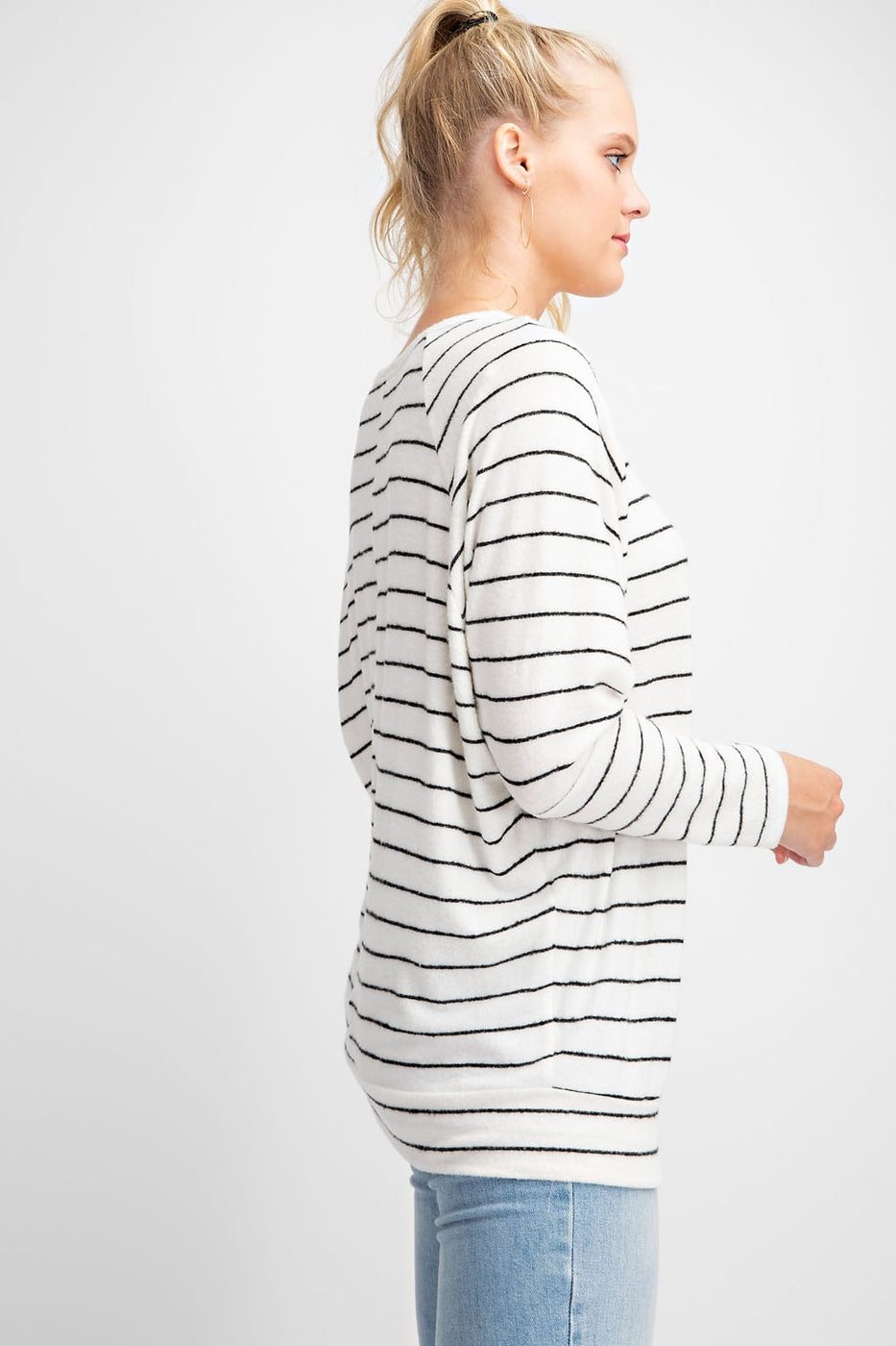 ROUND NECK LONG SLEEVES RAGLAN STRIPE BLACK & WHITE TOP
