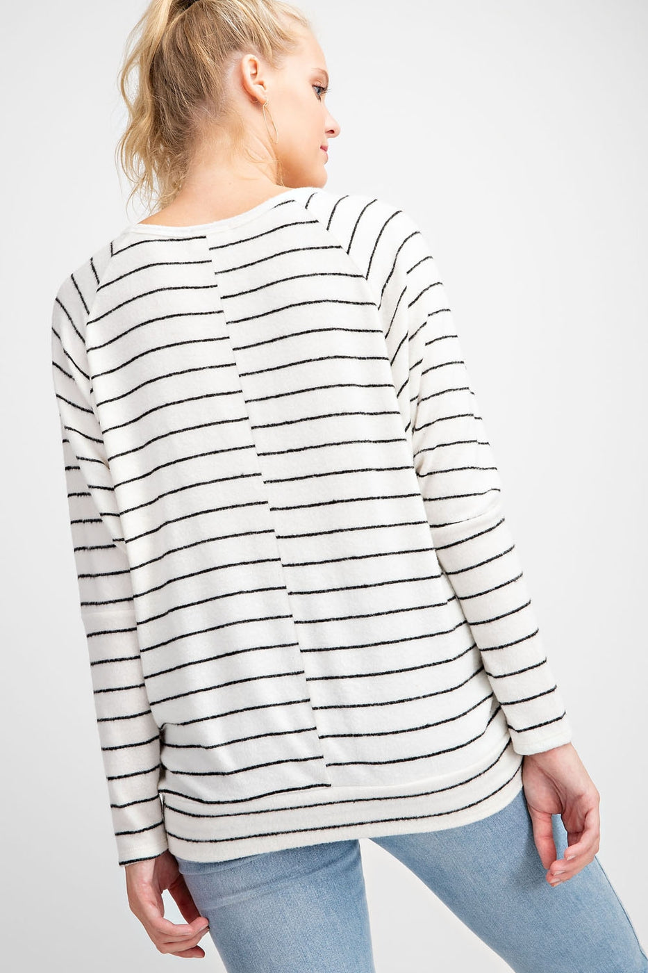 ROUND NECK LONG SLEEVES RAGLAN STRIPE BLACK & WHITE TOP