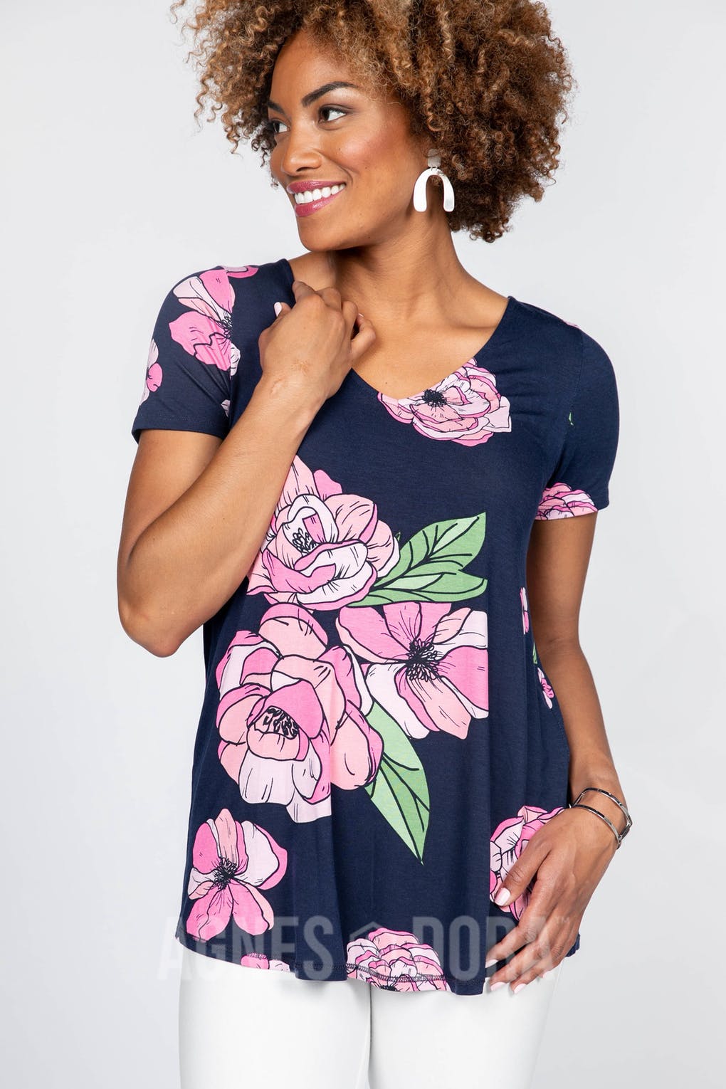 Everyday Tee V-neck Graphic Peony Print